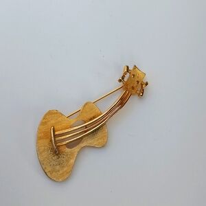 guitar pin /brooch gold tone lapel pin vintage